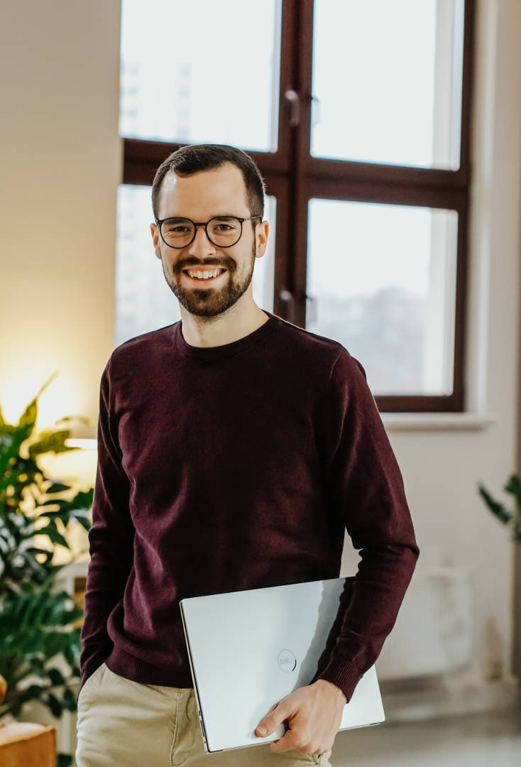 Daniel Vogel, Geschäftsführer der Kinoda GmbH, mit einem Laptop im Büro